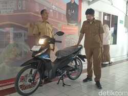Video: Motor Matik Cuma Simbolis, Bidan Teladan Polman Dapat Motor Bebek