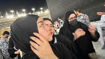 Kisah Spiritual Naura Ayu Pertama Kali Umrah hingga Berhasil Mencium Kabah