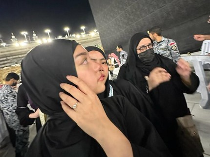Kisah Spiritual Naura Ayu Pertama Kali Umrah hingga Berhasil Mencium Ka'bah