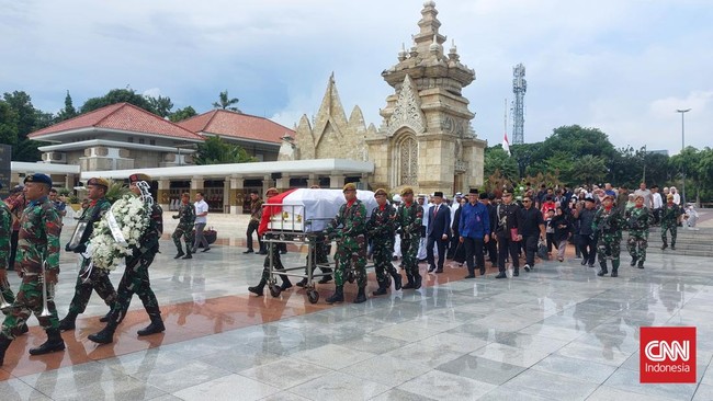 Sejumlah pejabat termasuk Ketua DEN Luhut Binsar Pandjaitan hingga Menlu RI Sugiono menghadiri pemakaman diplomat senior Hasjim Djalal di TMP Kalibata.