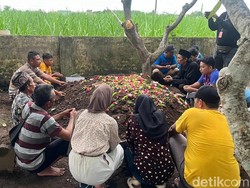 Ibu dan Anak Korban Ledakan di Mojokerto Dimakamkan Satu Liang Lahad