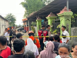 Polisi Olah TKP Rumah Meledak Tewaskan Ibu-Anak di Mojokerto