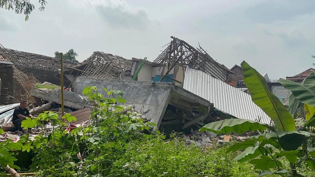 Sebuah rumah milik anggota Bhabinkamtibmas Polsek Dlanggu, Polres Mojokerto, meledak pada Senin lalu dan menewaskan dua orang yang merupakan tetangganya.