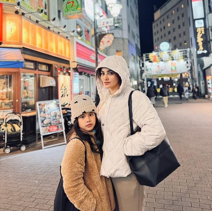 <p>Pada kesempatan lain, Yaya tampil beda dengan jaket bulu cokelat dan kupluk warna krem. OOTD-nya semakin cantik dengan rambut yang digerai. (Foto: Instagram: @ririnekawati)</p>