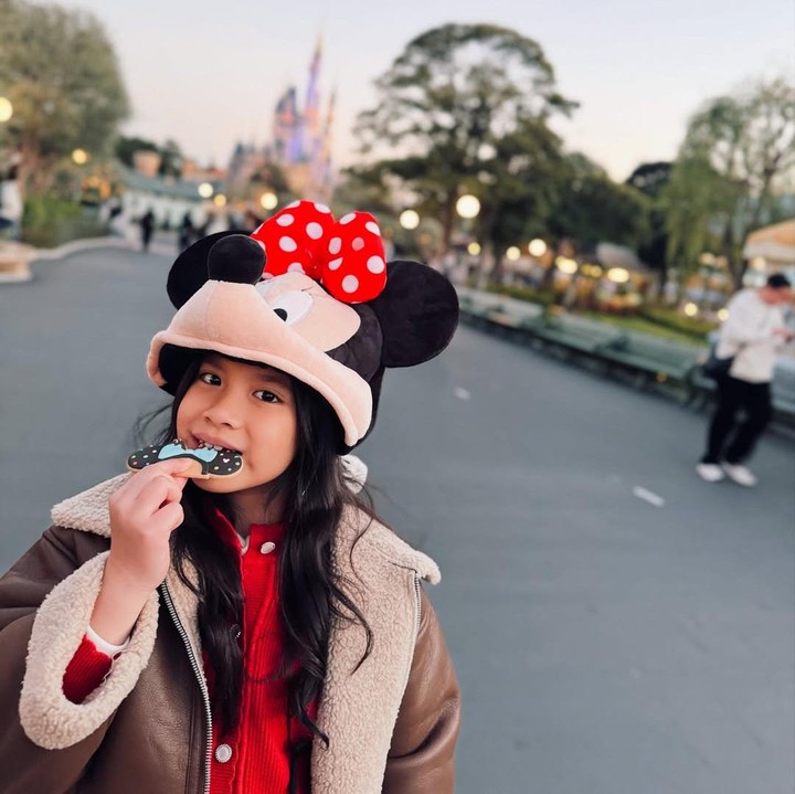 <p>Ketika berlibur, gadis yang akrab disapa Yaya ini terlihat bersenang-senang di taman bermain Disneyland. Gaya berpakaiannya pun turut menarik perhatian netizen. (Foto: Instagram: @ririnekawati)</p>