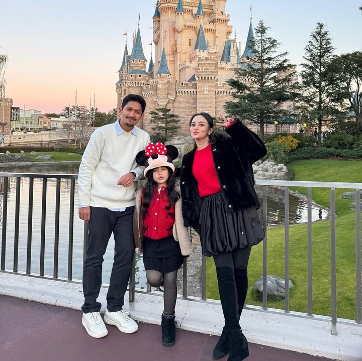 <p>Dalam salah satu unggahan, Yaya terlihat cantik dengan setelan baju merah dan rok hitam. Ia pun melengkapi tampilannya dengan topi Minnie Mouse yang menggemaskan. (Foto: Instagram: @ririnekawati)</p>