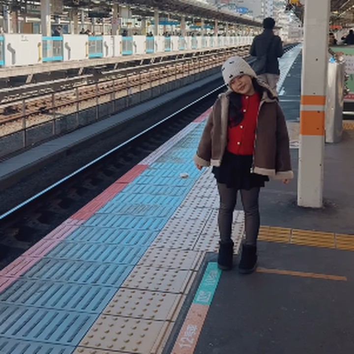 <p>Banyak netizen yang memuji gaya Yaya nih, Bunda. Mereka pun menyebut Yaya sangat menggemaskan. "Gemas banget lihat Bu Yaya," kata seorang netizen. "<em>MasyaAllah</em> kerennya Bu Yaya," ujar netizen lainnya. (Foto: Instagram: @ririnekawati / @ibnujamilo)</p>