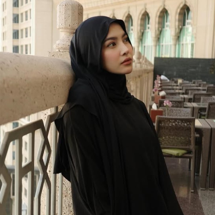 <p>Sebelum pergi umrah, publik sudah mengetahui berita kehamilan Mahalini. Tapi yang cukup mengejutkan adalah usia kehamilan istri Rizky Febian ini yang ternyata sudah masuk trimester ketiga. Selama berbulan-bulan, Mahalini berhasil menyembunyikan kehamilannya dari publik. (Foto: Dok. Instagram @rizkyfbian.)</p>