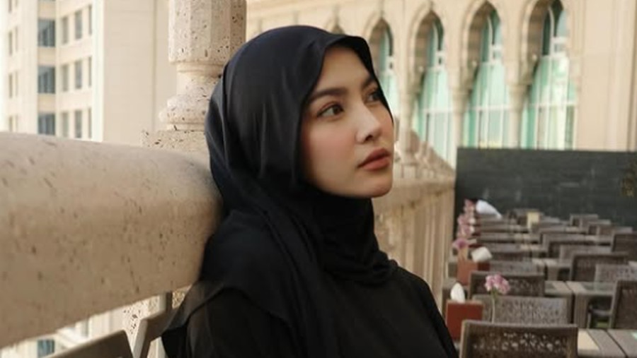 Potret gaya hijab Yura Yunita, Mahalini, Sheila Dara dan Aaliyah Massaid kompak umrah bersama pasangan.