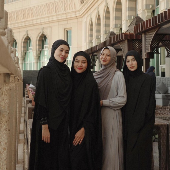 <p>Penyanyi Mahalini dan Aaliyah Masaid tengah hamil anak pertama. Dua sahabat ini tampaknya sangat menikmati waktu yang dihabiskan bersama selama menjalani kehamilan ini, Bunda. (Foto: Dok. Instagram @aaliyah.massaid & @yurayunita.)</p>