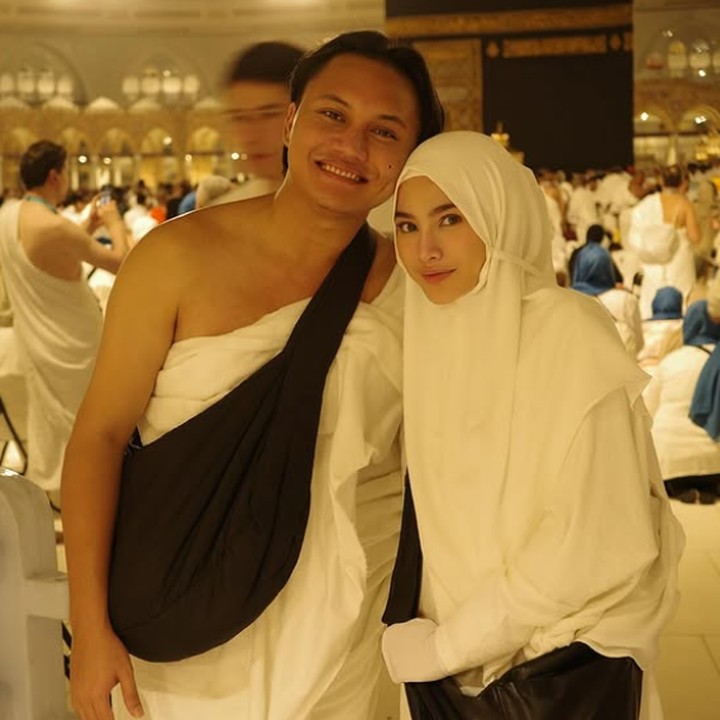 <p>Penyanyi Mahalini saat ini sedang menunaikan ibadah umrah dalam kondisi hamil tujuh bulan. Mahalini pergi umrah bersama suaminya, Rizky Febian, Bunda. Perjalanan umrah ini tampaknya bagitu berkesan bagi Mahalini. Selain karena sedang hamil anak pertama, pelantun lagu Sial ini baru pertama meninjakkan kaki ke Tanah Suci sejak memutuskan masuk Islam sebelum menikah. (Foto: Dok. Instagram @rizkyfbian)</p>