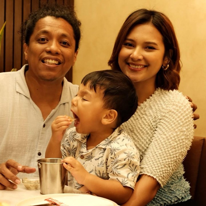<p>Naka sendiri terlihat sangat lahap menyantap makanan ketika dipangku oleh sang Bunda. Gemas banget ya, Bunda. (Foto: Instagram: @indahpermatas)</p>