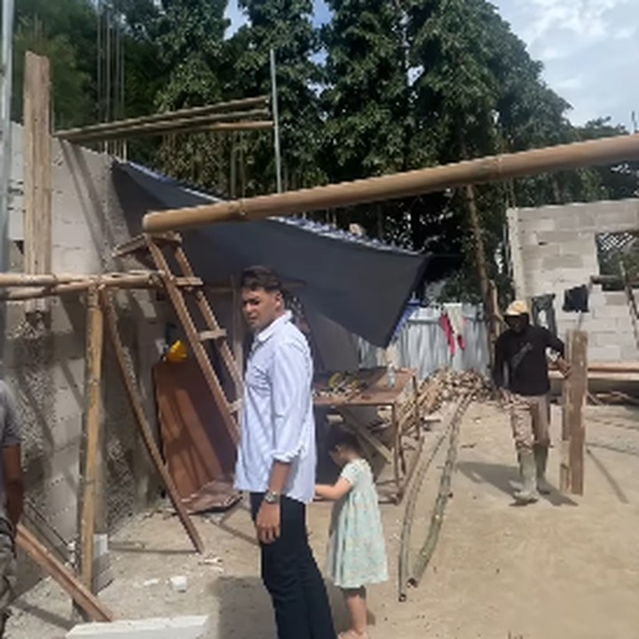 <p>Asmirandah pun membagikan proses pembangunan rumahnya melalui laman Instagram. Dalam potret ini, terlihat Jonas dan sang putri, Chloe, berkeliling untuk memantau tukang yang sedang bekerja. (Foto: Instagram: @asmirandah89)</p>