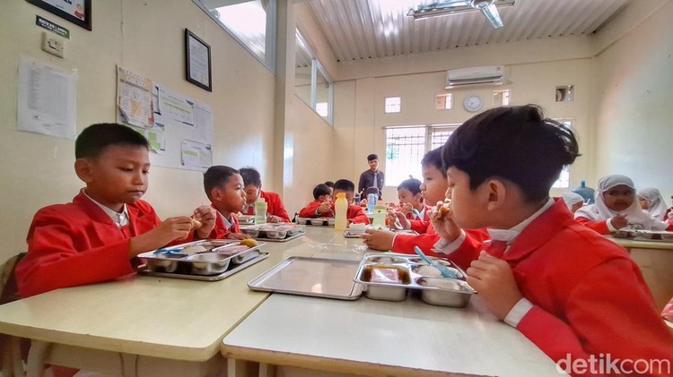 Program makan siang gratis di Kabupaten Bandung.