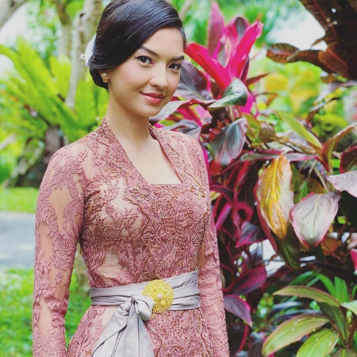 <p>Nama Raline Shah tampaknya tak pernah lepas dari sorot publik. Bukan tanpa alasan, perempuan 39 tahun ini berhasil memikat hati banyak orang dengan kemampuannya dalam berakting dan sejumlah prestasi yang telah diraihnya selama terjun di dunia hiburan. (Foto: Instagram@ralineshah)</p>