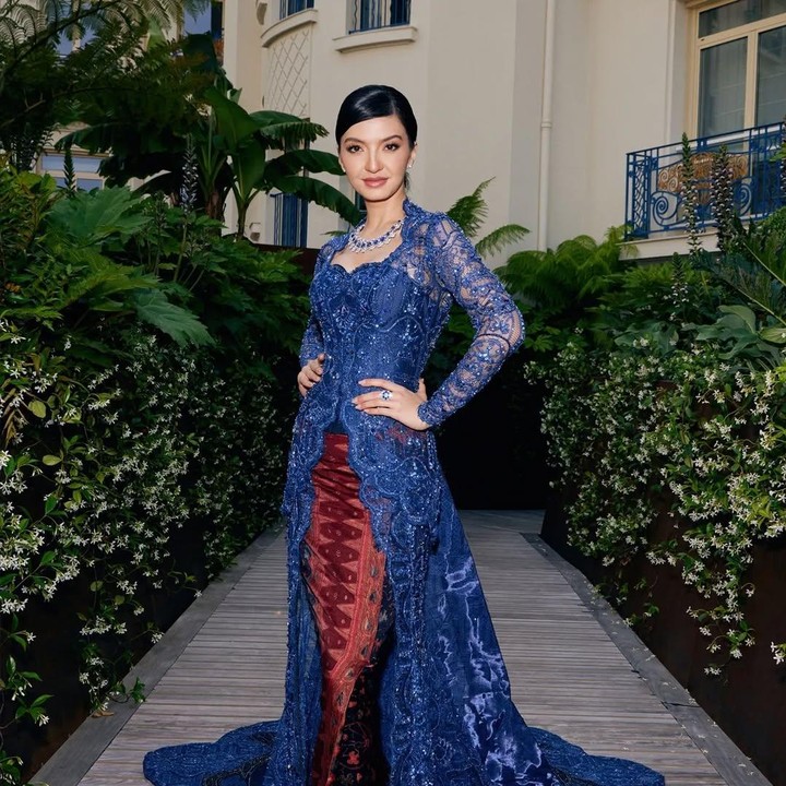 <p>Pesonanya yang menawan dengan balutan kebaya pun kerap beberapa kali mencuri perhatian publik. Misalnya saja, seperti potret berikut ini saat Raline mengenakan kebaya biru dongker di acara Cannes Film Festival 2023 di Prancis. "Bangga menghadiri <em>#festivaldecannes</em> dengan kostum nasional saya, kebaya," tulis Raline, dikutip dari laman <em>Instagram@ralineshah,</em> Senin (13/1/2025). (Foto: Instagram@ralineshah)</p>