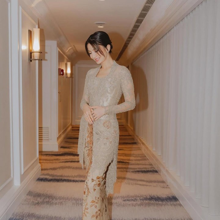 <p>Ia pun kerap terlihat mengenakan kebaya untuk memperingati hari sejarah, seperti potret berikut ini saat merayakan Hari Kartini. "Merayakan Hari Kartini dengan bersyukur dan berkebaya," ungkap Raline. (Foto: Instagram@ralineshah)</p>