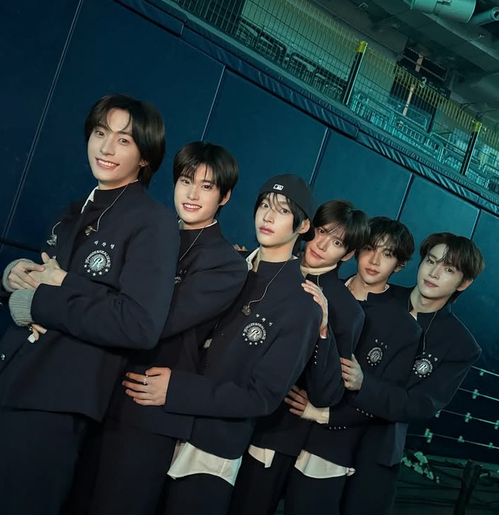 RIIZE tidak kalah menghibur dengan lagu ‘Impossible’ dan ‘Boom Boom Bass’. Mereka tidak ketinggalan membawakan cover lagu ‘Hug’ milik TVXQ./ Foto: instagram.com/smtown