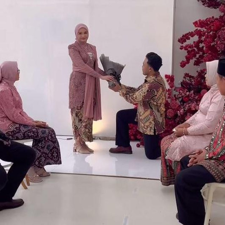 <p>Salma dan Dimansyah diketahui pertama kali bertemu di ajang Indonesian Idol 2023. Setelah acara berakhir, keduanya melanjutkan karier di bidang musik dan kini sama-sama berprofesi sebagai penyanyi. (Foto: Instagram @dimansyahlaitupa/ @salmasalsabil12)</p>