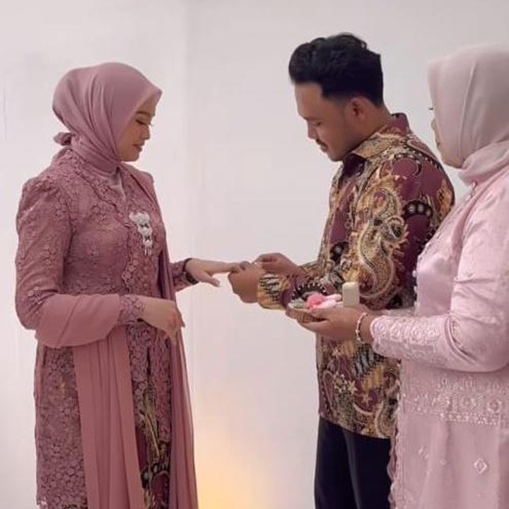 <p>Acara lamaran Salma dan Dimansyah berlangsung tertutup, hanya dihadiri oleh keluarga dan teman dekat. Dalam salah satu video yang diunggah, tampak Dimansyah mengenakan cincin lamaran ke Salma, sambil disaksikan oleh keluarga besar. Tidak diketahui kapan pasangan ini akan menggelar acara pernikahan. Namun, kita doakan semoga keduanya diberikan kelancaran sampai hari 'H' ya. (Foto: Instagram @dimansyahlaitupa/ @salmasalsabil12)</p>