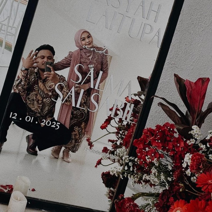 <p>Acara lamaran Salma dan Dimansyah ini cukup mengejutkan penggemar. Pasalnya, pasangan ini jarang mengumbar hubungan asmara di depan publik, Bunda. Tak hanya itu, sejumlah penggemar tidak mengetahui jalinan asmara yang dijalani keduanya lho. (Foto: Instagram @dimansyahlaitupa/ @salmasalsabil12)</p>