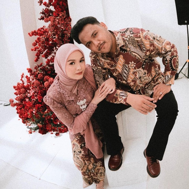 <p>Dalam acara lamaran ini, Salma dan Dimansyah kompak mengenakan pakaian bernuansa warna senada. Salma tampil cantik mengenakan kebaya dan jilbab berwarna <em>dusty pink</em> yang dipadukan dengan kain bawahan batik. Sementara itu, Dimansyah mengenakan kemeja batik yang motifnya senada dengan kain bawahan calon istrinya. (Foto: Instagram @dimansyahlaitupa/ @salmasalsabil12)</p>