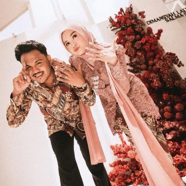 <p>Juara pertama ajang pencarian bakat menyanyi Indonesian Idol 2023, Salma Salsabil, resmi dilamar sang kekasih Dimansyah Laitupa. Acara lamaran berlangsung tertutup pada Minggu, 12 Januari 2025. (Foto: Instagram @dimansyahlaitupa/ @salmasalsabil12)</p>