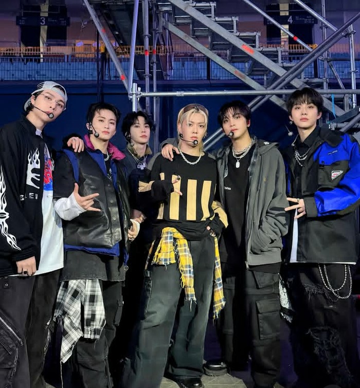 Setiap unit NCT tampil dengan energik membawakan lagu popular mereka. NCT 127 tampilkan lagu ‘Walk’ dan ‘Fact Check’. Mereka juga berkesempatan membawakan cover lagu ‘You in Vague Memory’ milik Hyun Jinyoung./ Foto: instagram.com/smtown