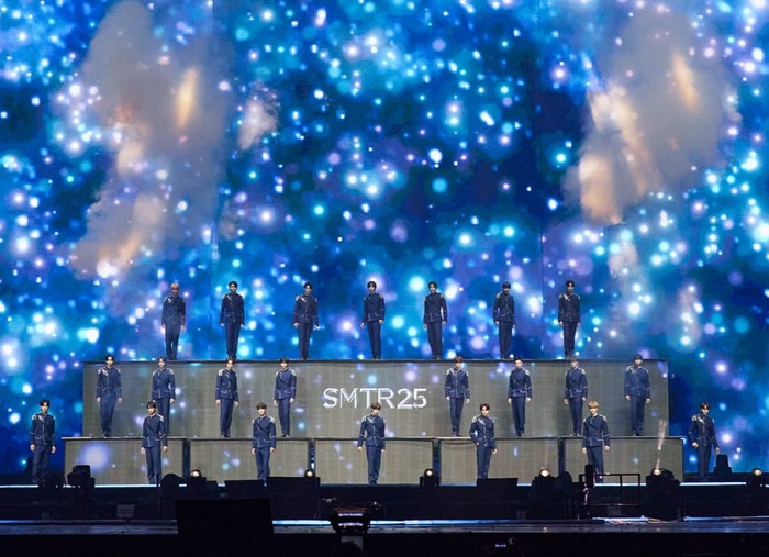 SM Entertainment tidak ketinggalan menampilkan para trainee yang tampil sebagai SMTR25. Sebanyak 25 trainee pria sukses tampil dengan membawakan lagu ikonik dari SM seperti ‘Lucifer’ dan ‘Growl’./ Foto: soompi.com