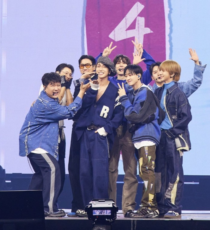Super Junior juga kembali membawa nostalgia dengan lagu-lagu popular mereka. Lagu ‘Sorry-Sorry’ tidak ketinggalan dibawakan yang sukses memanaskan panggung./ Foto: soompi.com