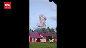 VIDEO: Gunung Api Ibu Kembali Erupsi, Kolom Abu Mencapai 2.500 Meter
