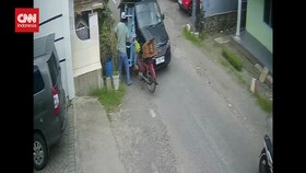 VIDEO: Viral Mobil Tabrak Tukang Bakso, Berakhir Damai