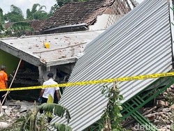 Tim Polda Jatim Datangi Rumah di Mojokerto yang Meledak Tewaskan Ibu-Anak