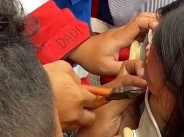 img-title Piercing Hidung Nyangkut di Kursi, Wanita Ini Minta Tolong Damkar