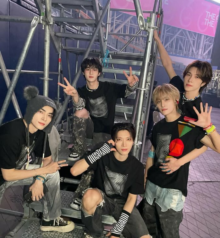 WayV tidak ketinggalan membawakan lagu andalan mereka, seperti ‘Give Me That’ dan ‘Frequency’. Mereka juga sukses membuat penggemar SHINee berbahagia dengan membawakan cover lagu ‘Julliette’./ Foto: instagram.com/smtown