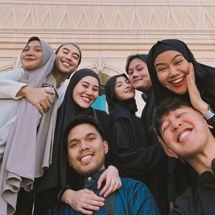 <p>Aaliyah menunaikan ibadah umrah bersama sahabat dekat yang juga figur publik terkenal. Di antaranya ada pasangan penyanyi Rizky Febian dan Mahalini, pasangan Vidi Aldiano dan Sheila Dara, serta pasangan Yura Yunita dan Donne Maula. (Foto: Instagram @thariqhalilintar/ @aaliyah.massaid)</p>