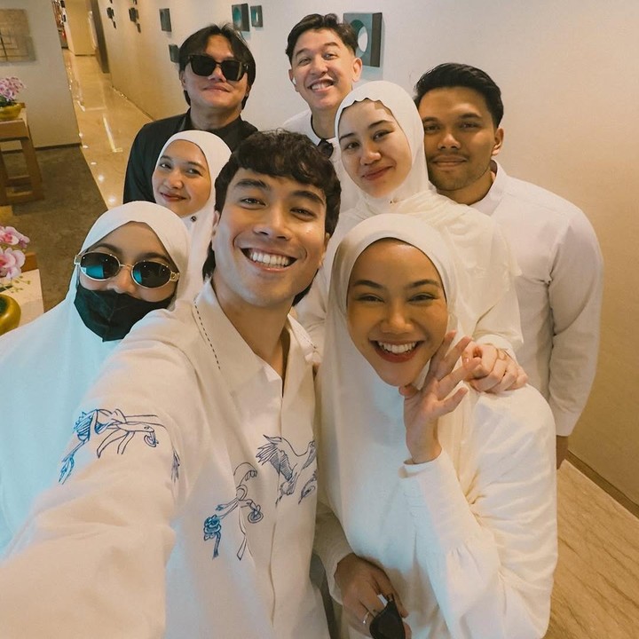 <p>Artis Aaliyah Massaid saat ini tengah berada di Tanah Suci untuk menjalankan ibadan umrah. Aaliyah tak sendiri, Bunda. Perempuan 22 tahun ini pergi umrah bersama suami Thariq Halilintar, dan teman-teman dekatnya. (Foto: Instagram @thariqhalilintar/ @aaliyah.massaid)</p>