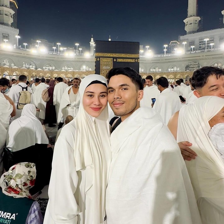 <p>Di unggahan lain, Thariq mem-posting foto berdua dengan Aaliyah saat berada di depan Ka'bah. Pria 25 tahun ini menuliskan pesan menyentuh tentang perasaannya menunaikan umrah bersama sang istri. "<em>Alhamdulillahh</em>.. tahun lalu doanya disini "ya Allah semoga kalau diberi kesempatan ke sini lagi sudah dengan seorang istri" <em>alhamdulillah</em> terkabul, semoga di lain waktu kalau diberi kesempatan balik lagi sudah dengan seorang... hehe," ujarnya. (Foto: Instagram @thariqhalilintar/ @aaliyah.massaid)</p>