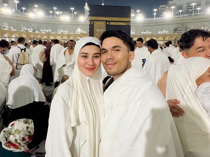 5 Potret Aaliyah Masaid Umrah Bersama Suami Thariq Halilintar