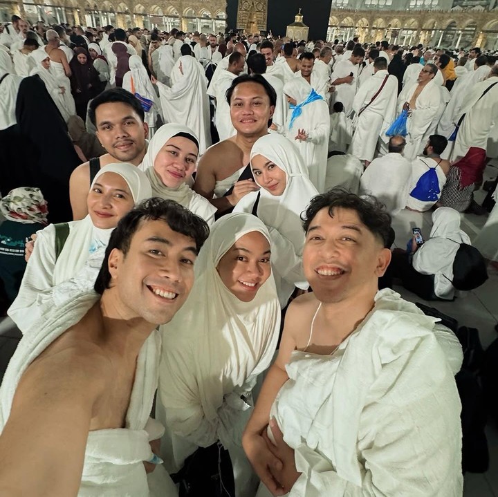 <p>Melalui unggahan di Instagram, Aaliyah dan para sahabat membagikan momen saat menjalankan umrah bersama. Dalam salah satu foto, mereka tampak mengenakan baju ihram berpose di dekat Ka'bah. (Foto: Instagram @thariqhalilintar/ @aaliyah.massaid)</p>