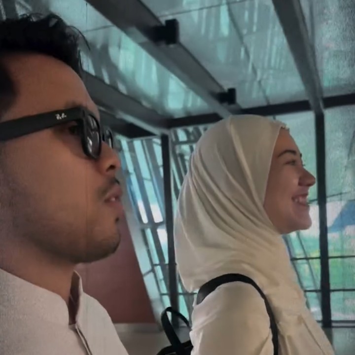 <p>Dalam video yang diunggah, suami Aaliyah sempat membagikan momen sebelum pergi umrah. Thariq dan Aaliyah terlihat begitu bahagia bisa menunaikan ibadah ini bersama untuk pertama kali sebagai pasangan suami istri. "<em>Bismillah</em> Umroh Pertama Bareng Istri," tulis Thariq. (Foto: Instagram @thariqhalilintar/ @aaliyah.massaid)</p>