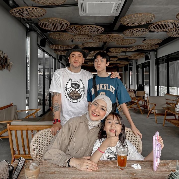 <p>Artis cantik Richa Iskak dikaruniai dua orang anak usai menikah dengan Gary Iskak, Bunda. Si sulung yang bernama Muhammad Adilla Rafisya Iskak pun kerap menarik perhatian netizen. (Foto: Instagram: @richaiskak)</p>