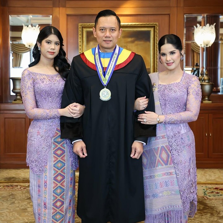 <p>Annisa kerap mengabadikan momen bersama sang putri di akun Instagram pribadinya, seperti potret berikut ini saat menghadiri acara wisuda AHY. Bunda dan anak yang satu ini berhasil memancarkan pesona lewat balutan kebaya berwarna ungu yang dilengkapi kain ulos motif sadum dari Batak Mandailing. (Foto: Instagram@annisayudhoyono)</p>