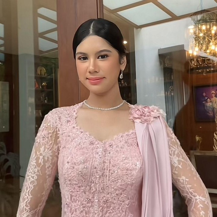 <p>Melalui laman TikTok pribadinya, Almira juga mengunggah potret dengan kebaya yang sama. Tak disangka, postingan itu langsung dibanjiri pujian netizen. "Calon puteri Indonesia atau miss Indonesia," tulis akun <em>@p***</em>. "Emaknya banget jaman muda. Cantik bangettt," tulis akun <em>@a****.</em> (Foto: TikTok@aira34998)</p>