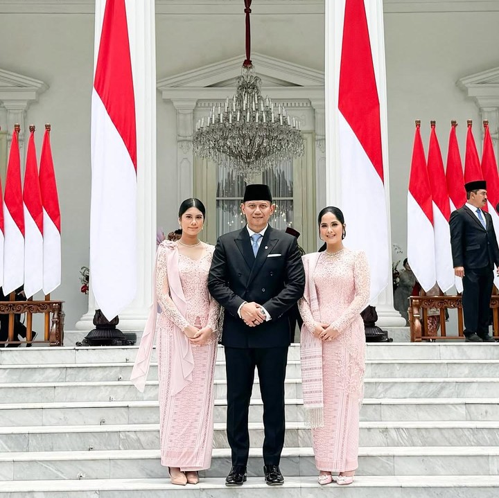 <p>Bukan pertama kali, Annisa dan Almira juga sering tampil mengenakan kebaya yang sama seperti potret berikut saat mendampingi AHY pelantikan di Istana Merdeka. Keduanya mengenakan kebaya berwarna <em>pink.</em> (Foto: Instagram@annisayudhoyono)</p>