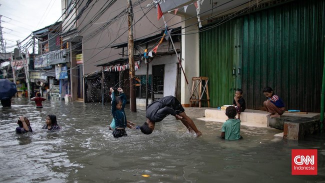 Lebih dari 200 warga dari Kelurahan Rorotan, Kecamatan Cilincing, Jakut, yang mengungsi itu diungsikan menggunakan enam portion truk peti kemas atau kontainer.