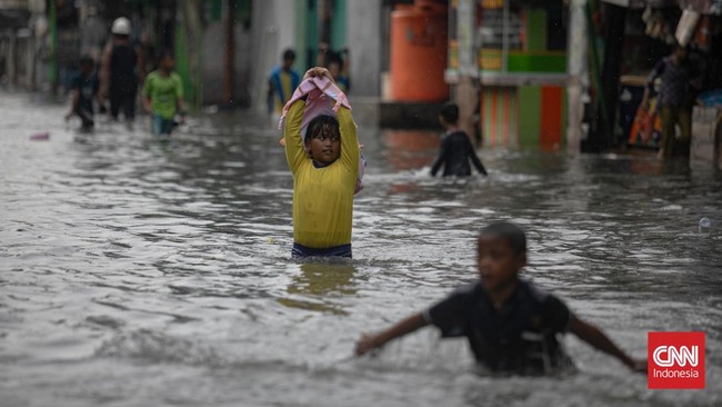 Banjir Rob Rendam Muara Angke Jakut, Ketinggian Hampir 1 Meter Banjir rob kembali merendam permukiman warga di RW 22 Muara Angke, Kelurahan Pluit, Kecamatan Penjaringan Kota Jakarta Utara.