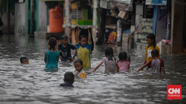 Gubernur DKI Jakarta Pramono Anung menyampaikan potensi banjir rob melanda pesisir Jakarta pada 28 dan 29 Maret 2025.