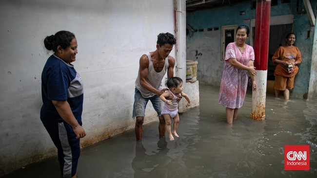 Sebanyak dua Rukun Tetangga (RT) di Kelurahan Pluit, Kecamatan Penjaringan, Jakarta Utara, sempat terendam banjir rob pada Jumat (30/5) pagi.