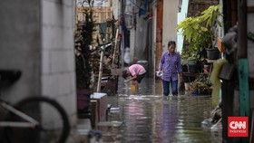 Banjir Rob Landa Pluit Jakut: Permukiman hingga Jalan Terendam